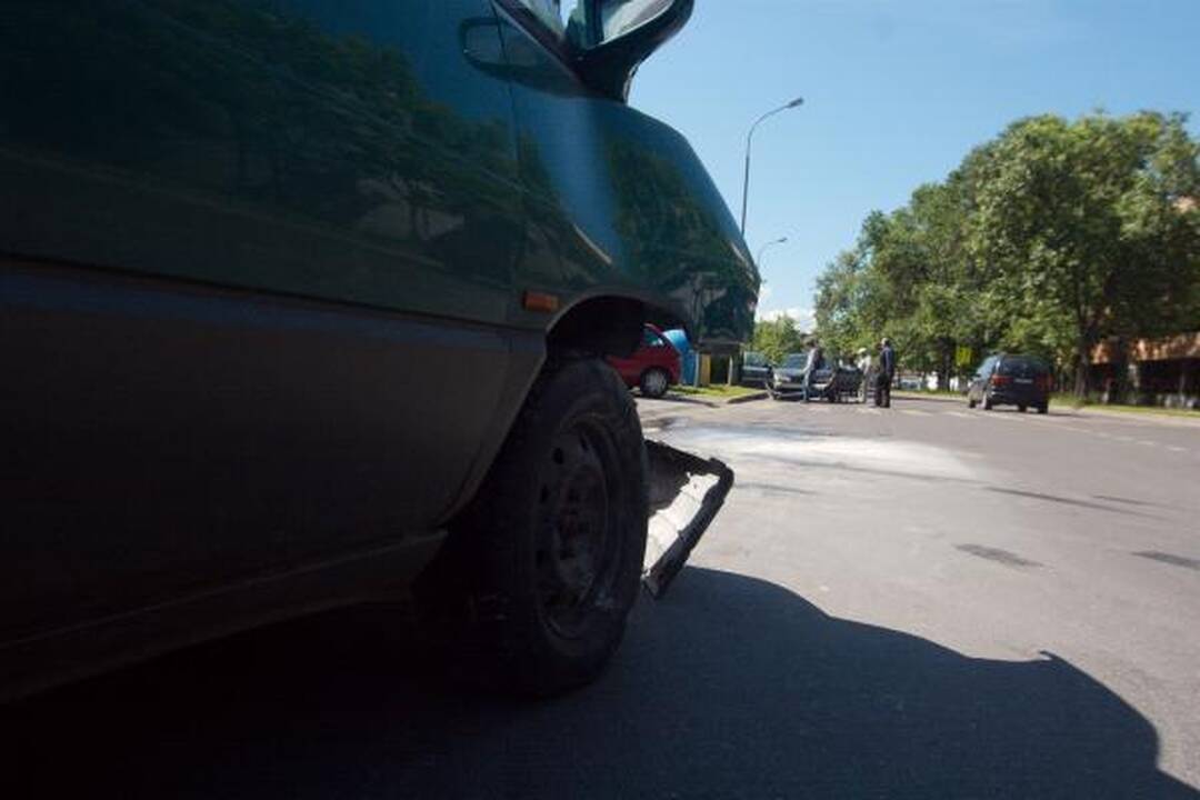Šalia sostinės Kalvarijų turgaus po avarijos užsidegė automobilis