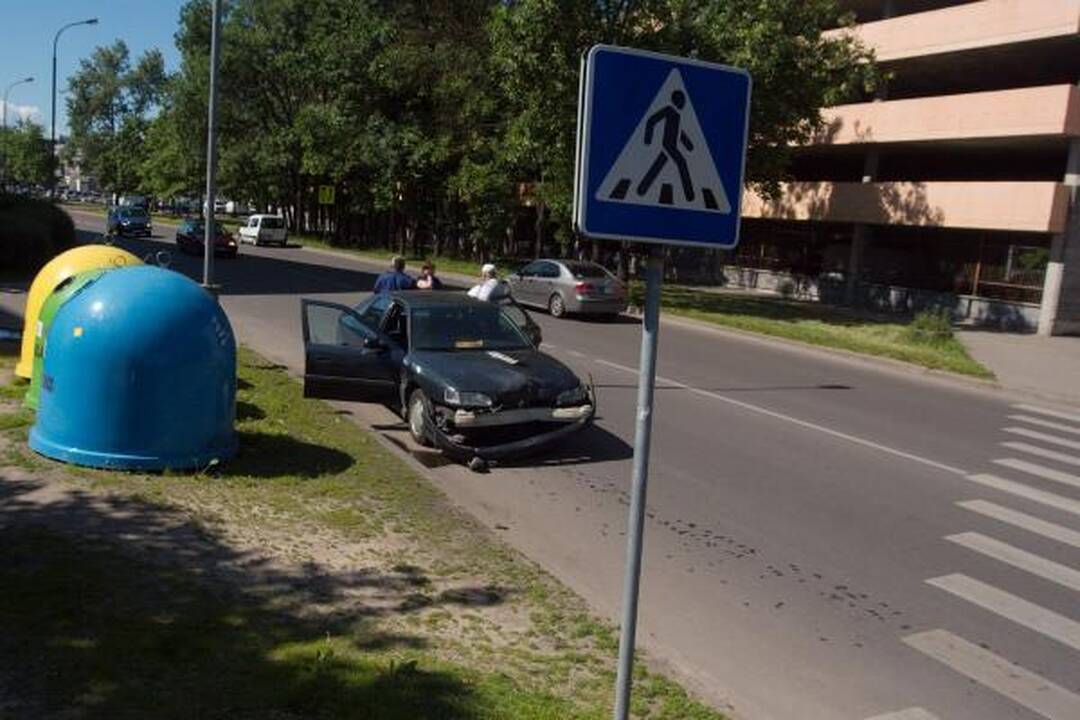 Šalia sostinės Kalvarijų turgaus po avarijos užsidegė automobilis