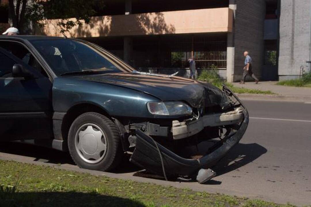 Šalia sostinės Kalvarijų turgaus po avarijos užsidegė automobilis