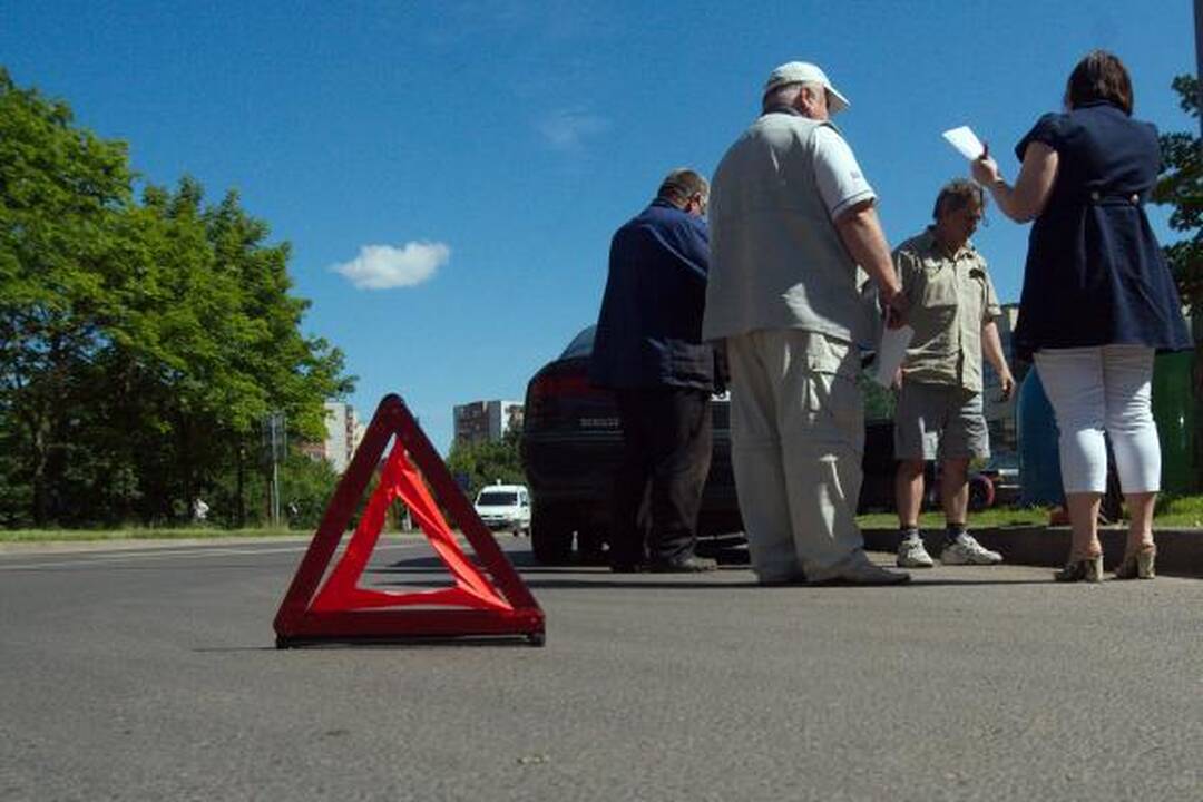 Šalia sostinės Kalvarijų turgaus po avarijos užsidegė automobilis