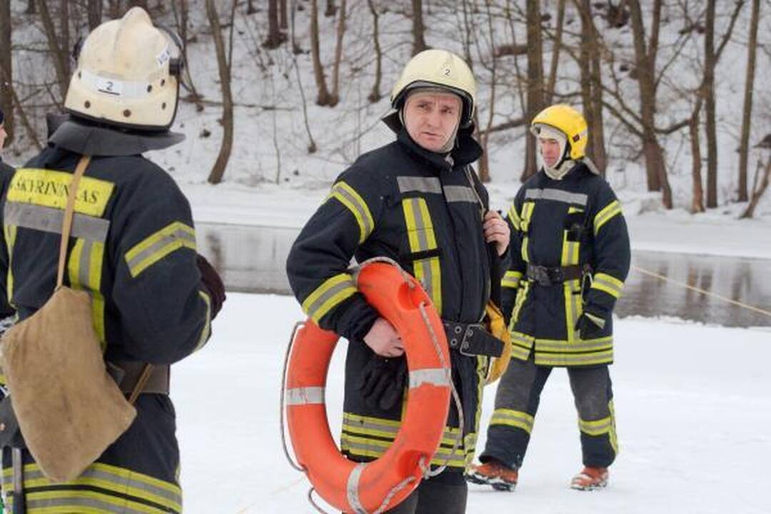 Prie tilto netoli Seimo rūmų į Nerį nušoko žmogus (papildyta)