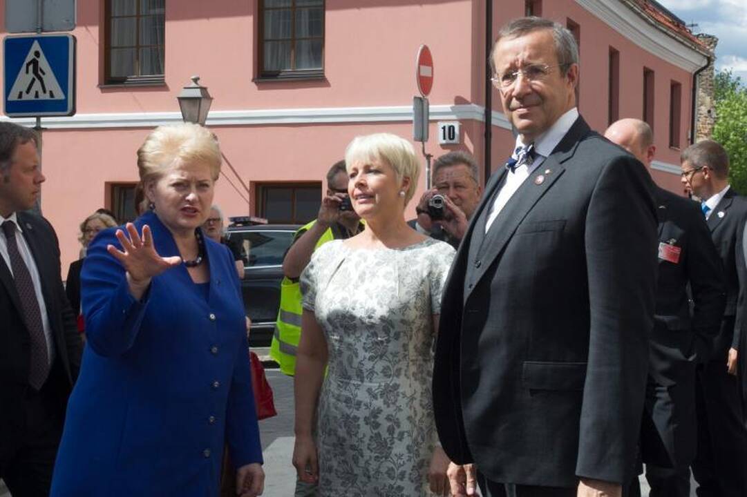 Užupyje iškilmingai atidengta Konstitucija estų kalba