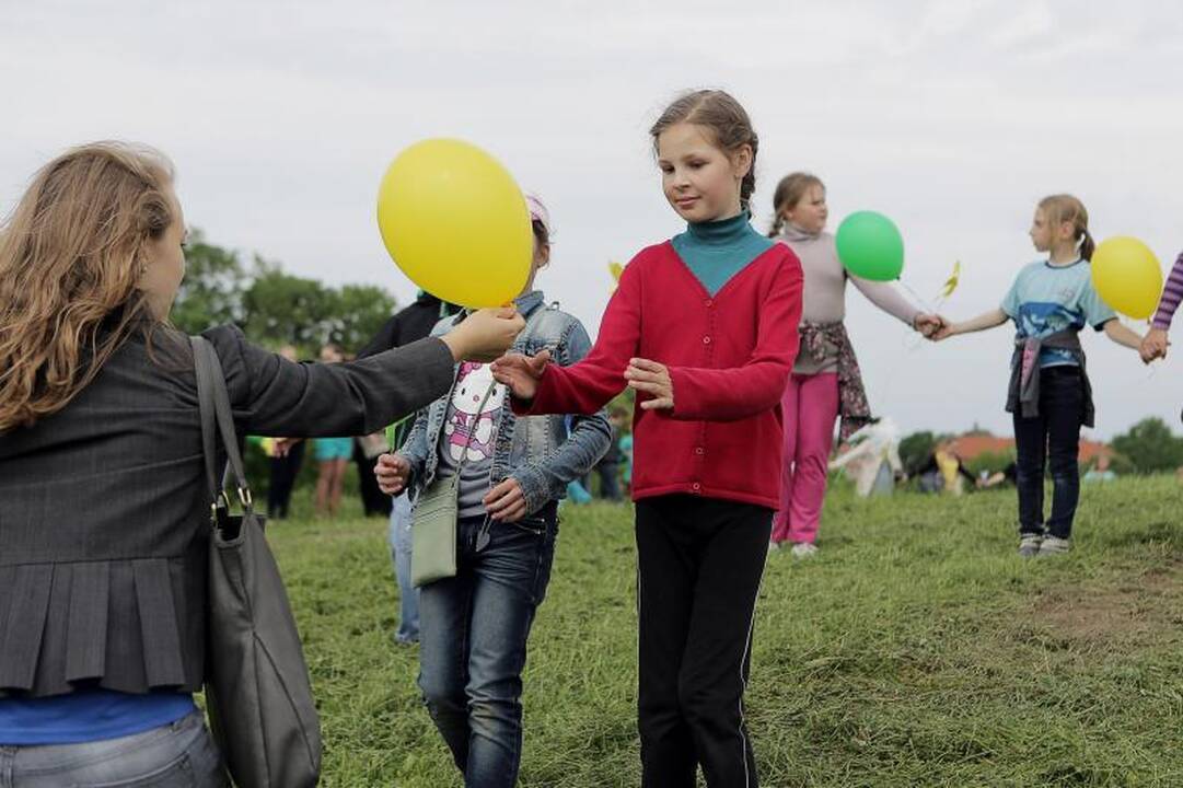 I. Simonaitytės  kalną   apjuosė   vaikai