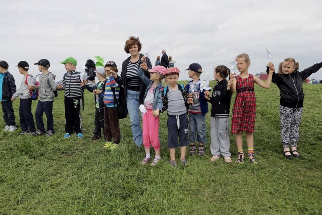 I. Simonaitytės  kalną   apjuosė   vaikai