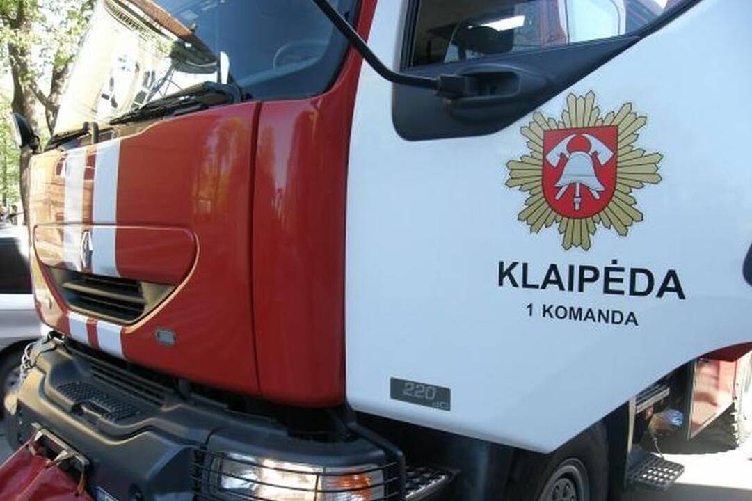 Pamaryje užsiliepsnojo remontuojama jachta
