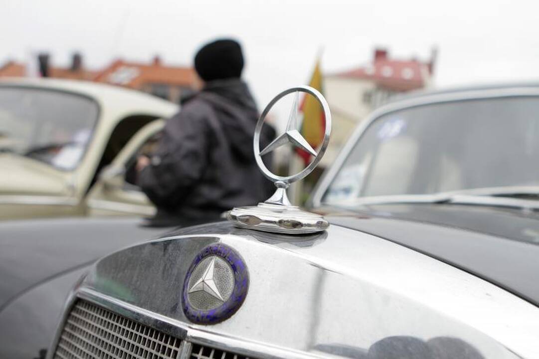 Klaipėdos senamiestyje – senovinių automobilių paradas