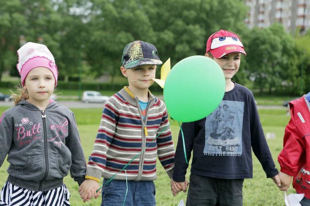 I. Simonaitytės  kalną   apjuosė   vaikai