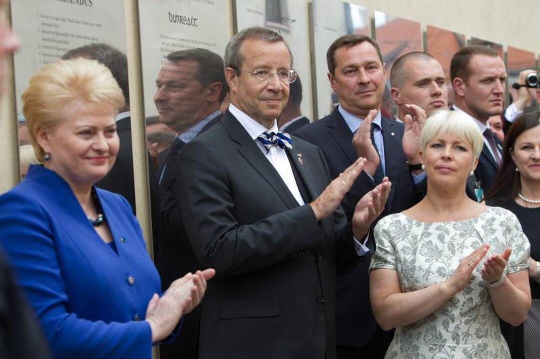 Užupyje iškilmingai atidengta Konstitucija estų kalba