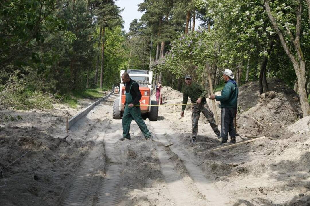 Poilsio parke jau tiesiami takai