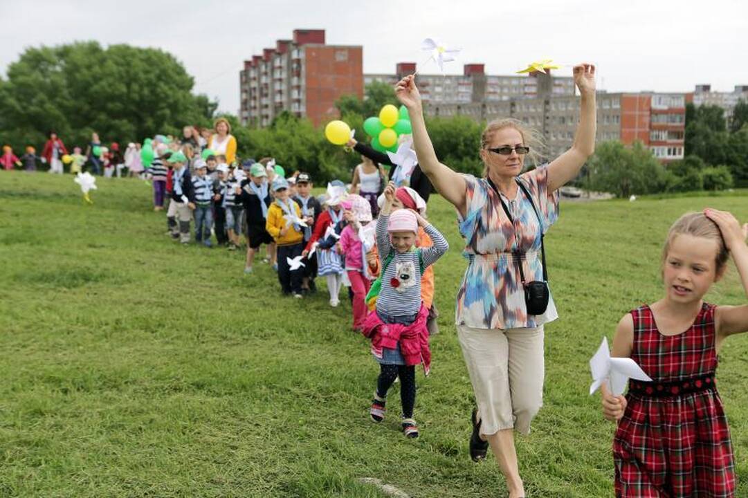 I. Simonaitytės  kalną   apjuosė   vaikai