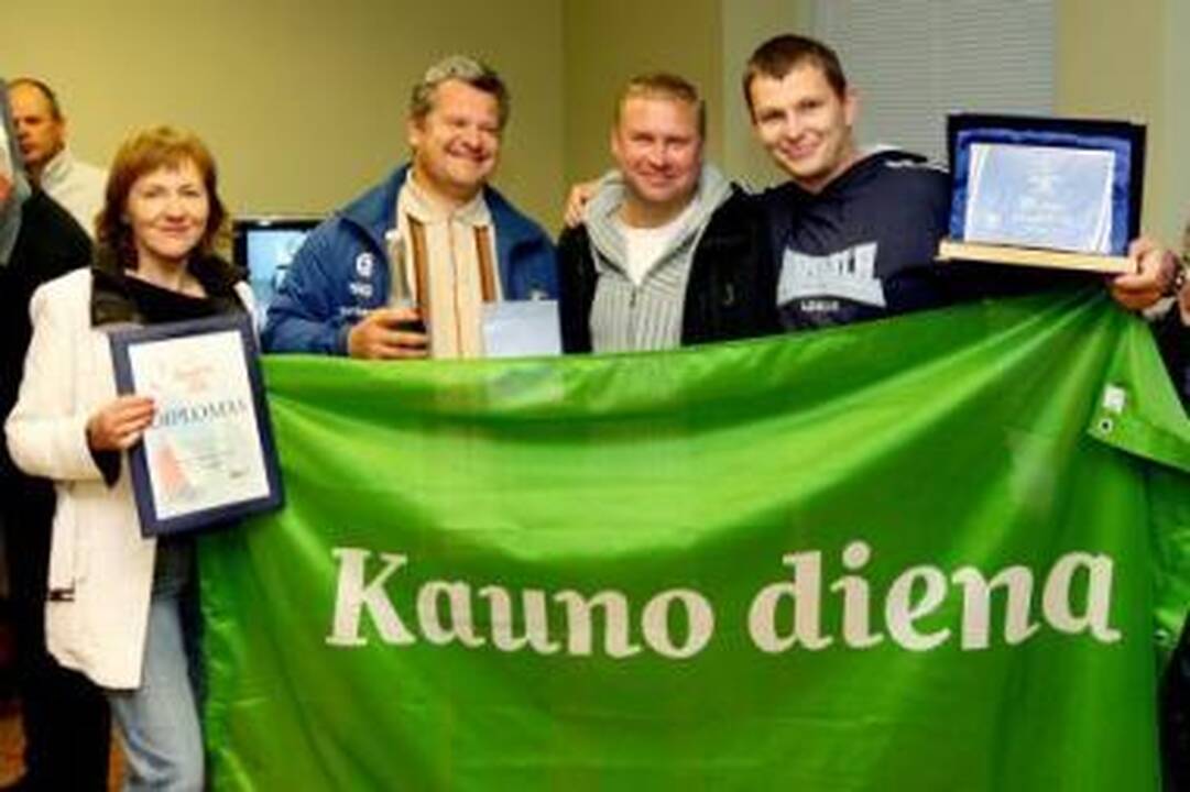 Kartu: "Kauno dienos" žurnalistai trečiąja vieta džiaugėsi kartu su "Alfetos" įgula A.Margiu (antras iš kairės) ir R.Sakalausku (trečias iš kairės).