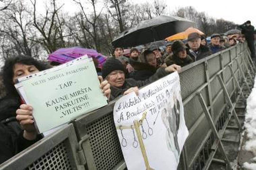 Mitingo vedlys su skysta armija