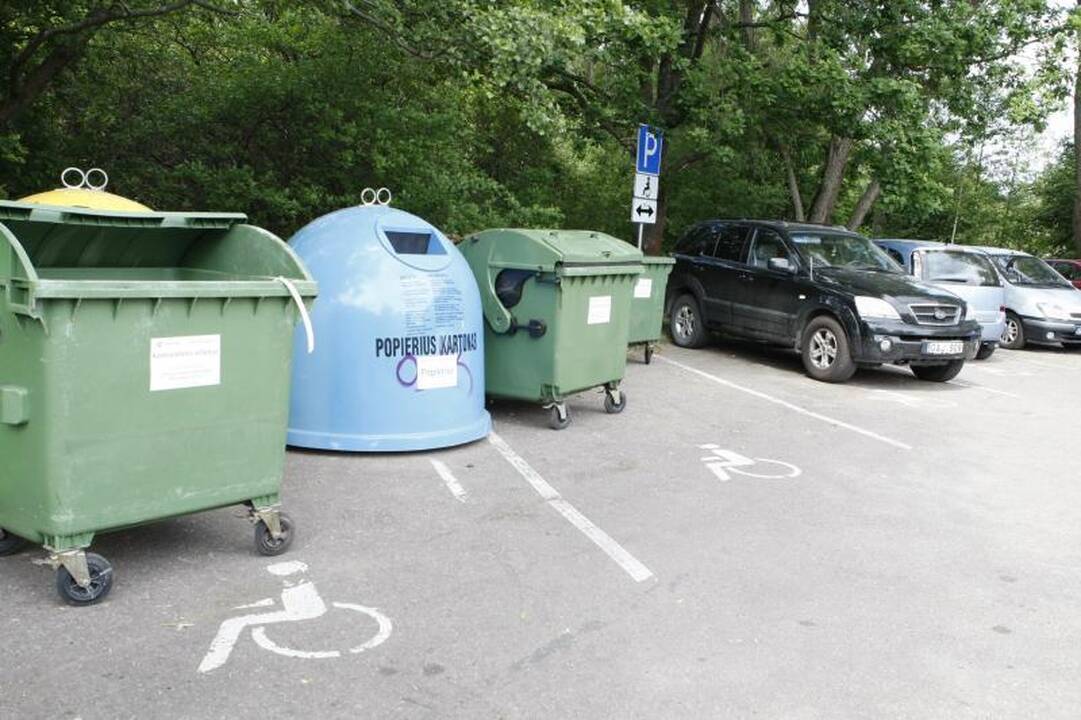 Neįgaliųjų   vietose – atliekų konteineriai   