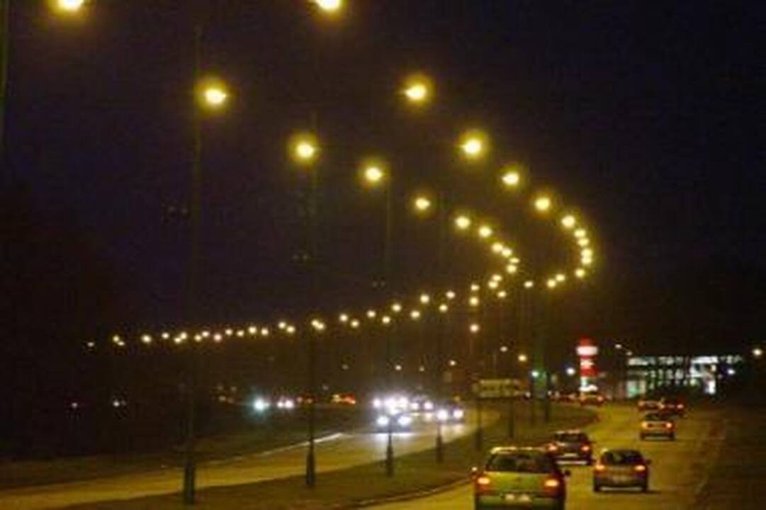 Naktimis mieste gali tapti tamsu