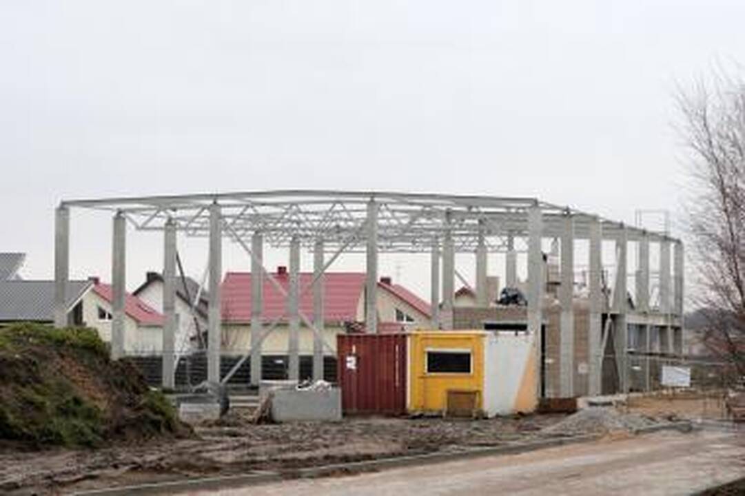Intriga: sparčiai ryškėjantys naujo statinio Kalotėje kontūrai daugeliui prašalaičių užmena mįslę, kas čia iškils.
