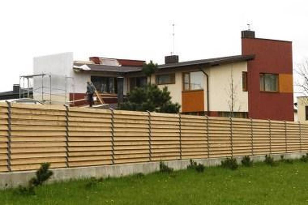 Ketinimai: statybininkai zujo ir prie mero namo, nes jis vietoj balkono nori įsirengti dar vieną kambarį.