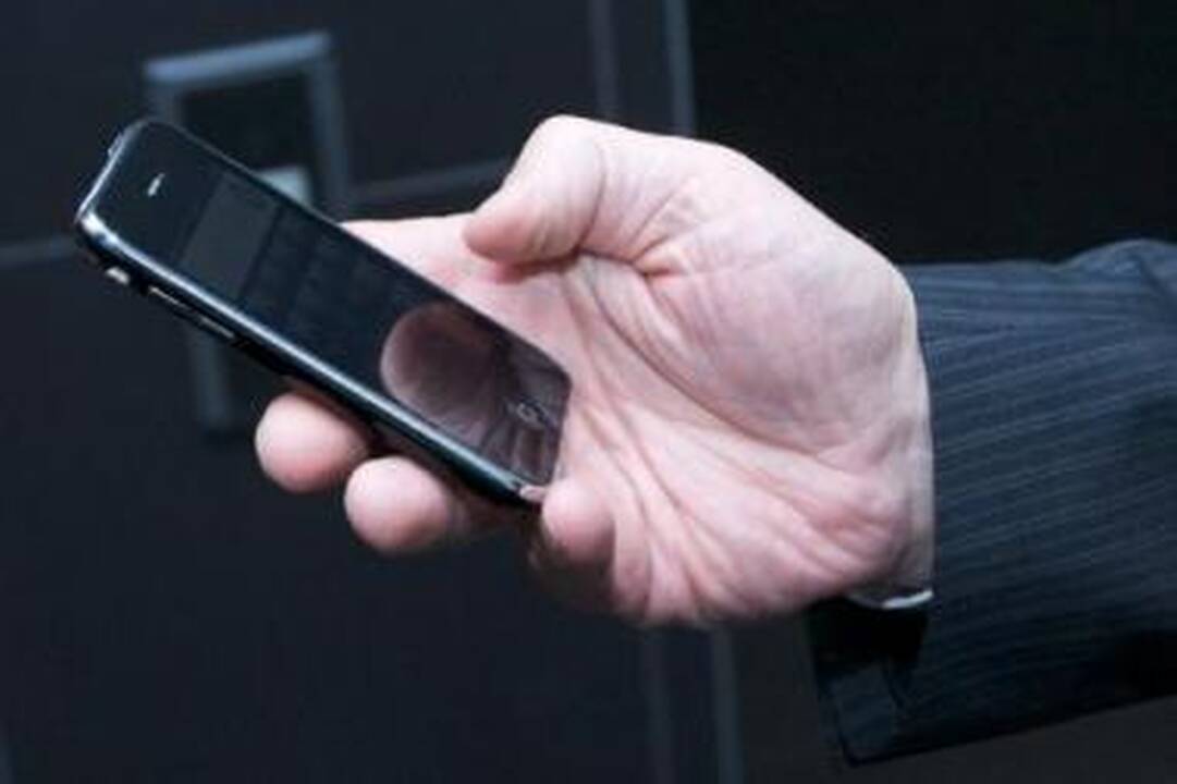 Valdžia lepinasi prabangiais telefonais