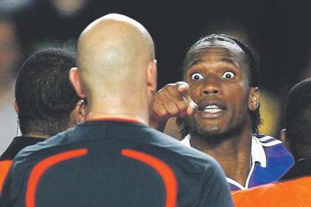 Įniršis: „Chelsea“ puolėjas D.Drogba po rungtynių iškeikė teisėją necenzūriniais žodžiais.