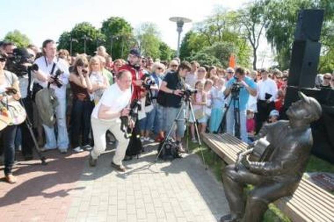 Šiltai:  V.Kernagio skulptūra sulaukė milžiniško poilsiautojų dėmesio.