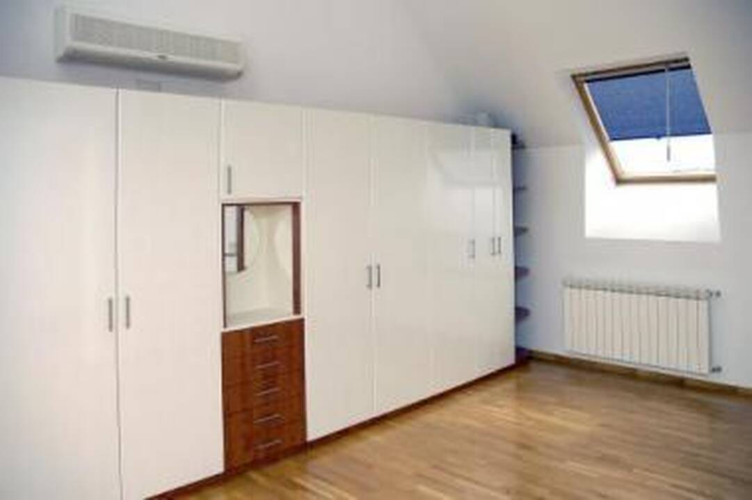 Sniegas ant stoglangių ilgai neužsibūna