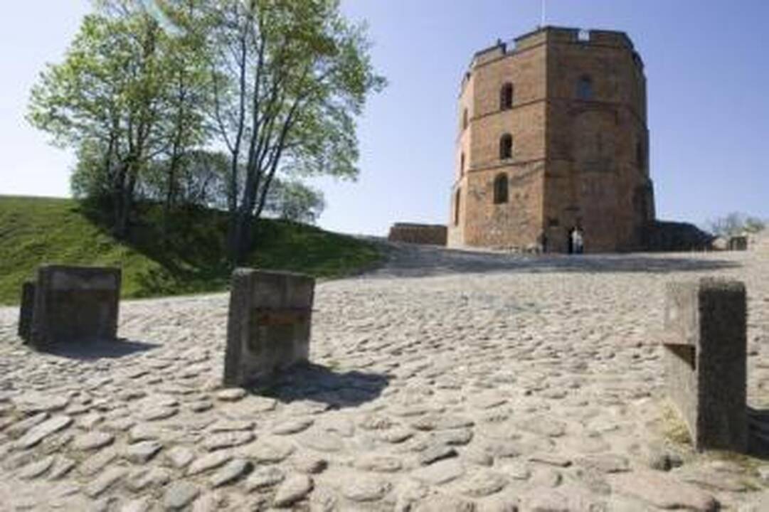 Perspektyva: Gedimino kalnas gali visą vasarą likti be suoliukų.