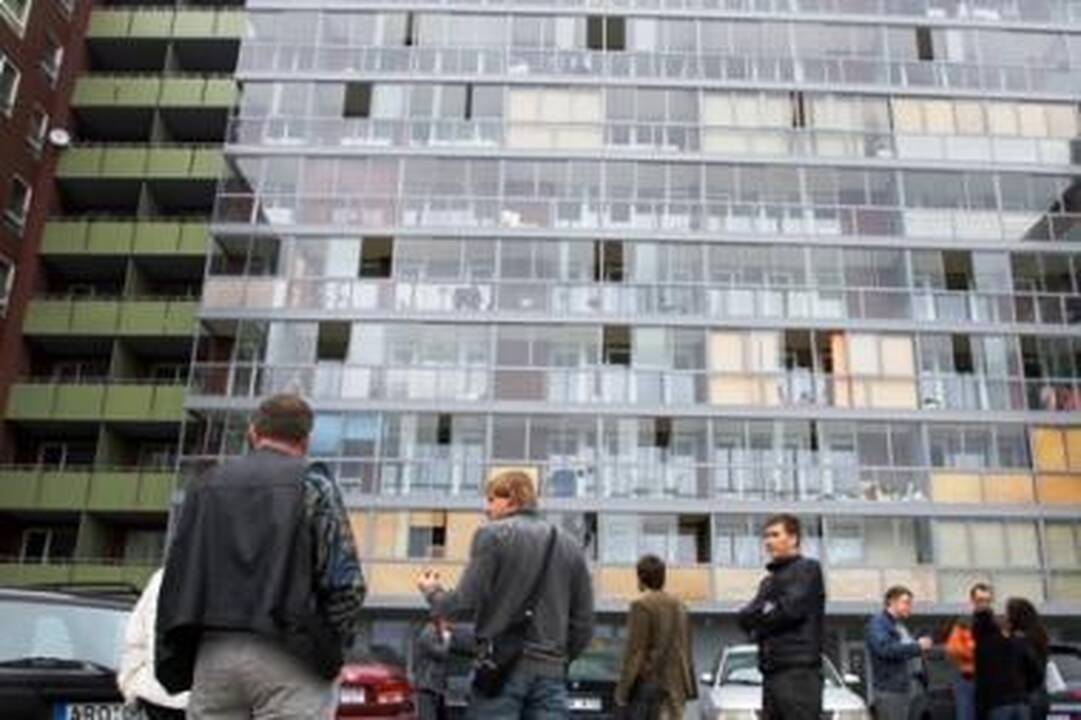 "Karoliukų" gyventojai prisipažino, kad kai kurie iš jų sąmoningai V.Brusoko įmonei nemoka už elektrą. Esą taip jie protestuoja prieš, jų manymu, nesąžiningą verslininko elgesį.