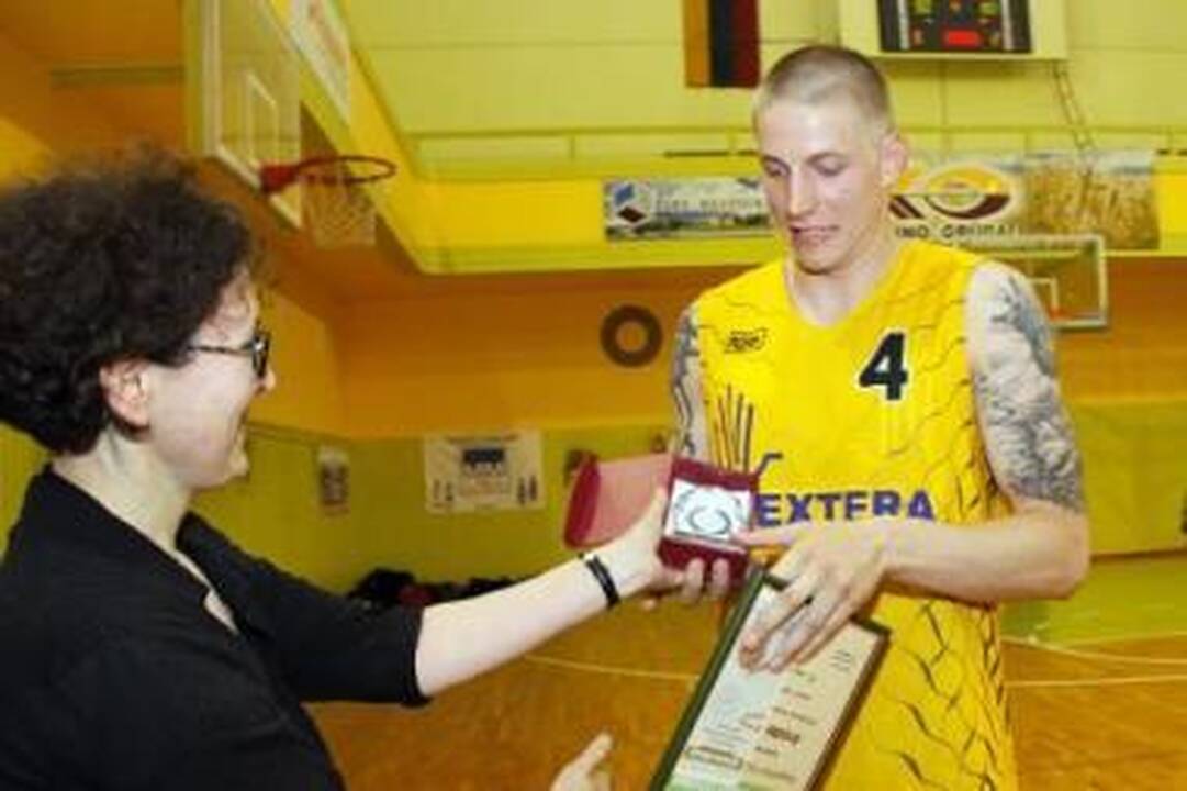 Nesulaikomas: „Kauno dienos“ vyriausioji redaktorė Ž.Petrauskaitė apdovanojo naudingiausiąfinalo žaidėją A.Šikšnių.
