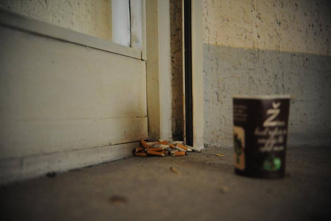 Draudimo rūkyti laiptinėse niekas nepaiso