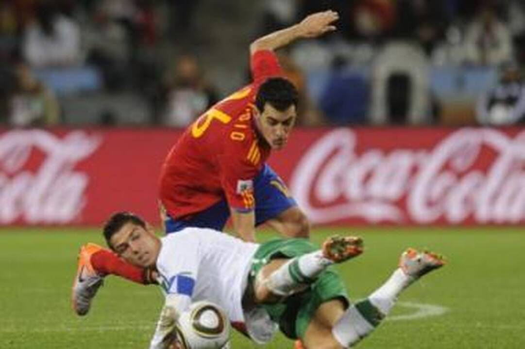 Kapituliavo: po pralaimėtų rungtynių ispanams C.Ronaldo (balti marškinėliai) prarado savitvardą.