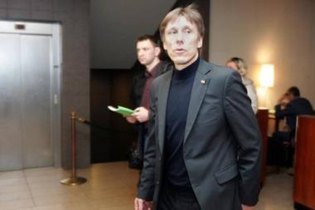 Nesiseka: etikos sargai nuo L.Diniaus neatstos, kol neišsiaiškins tiesos.