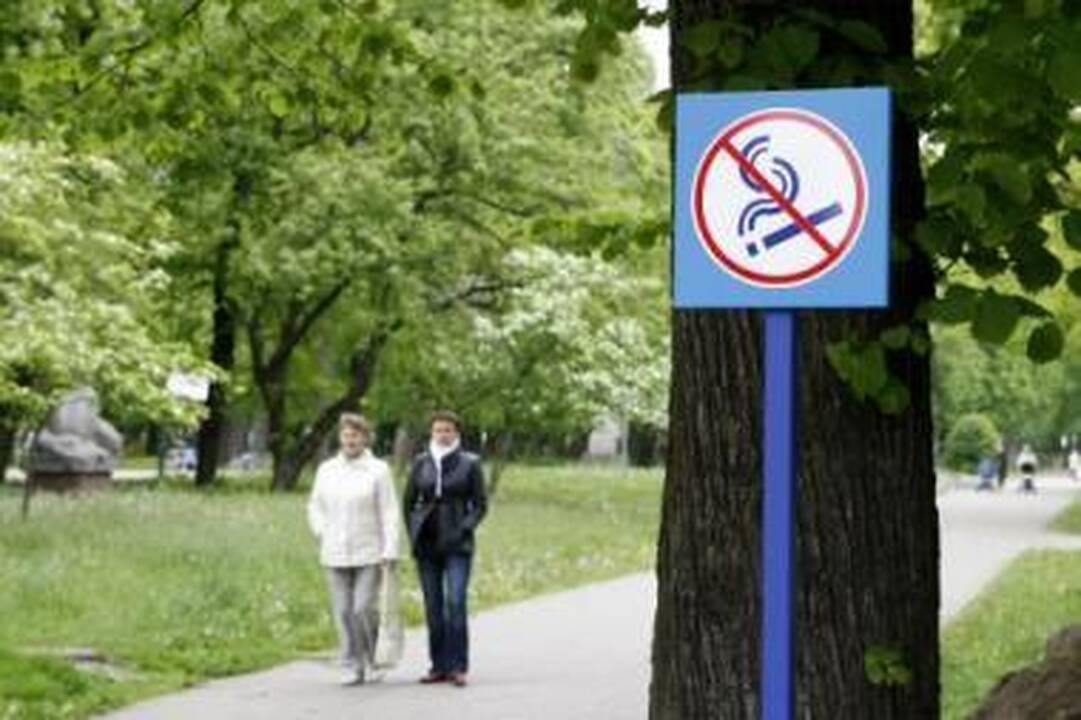 Įspėjimas: Skulptūrų parko prieigose jau sustatyti rūkyti šioje poilsio zonoje draudžiantys ženklai.