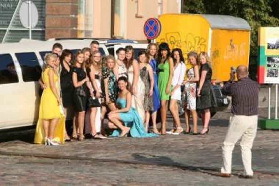 Kiaulystė: vėluojantys egzaminų rezultatai sujaukė abiturientų išleistuves.