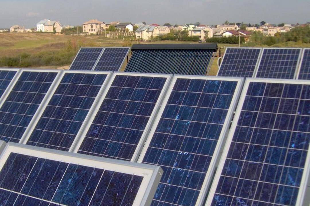 Saulės  elektrinėms  saulė jau leidžiasi