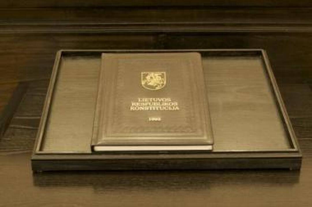 Įtvirtinta: pasak Konstitucijos, apskritys būtinos, įstatymu turi būti organizuotas jų valdymas, o Vyriausybė, vadovaudamasi tuo įstatymu, turi organizuoti tokį valdymą.