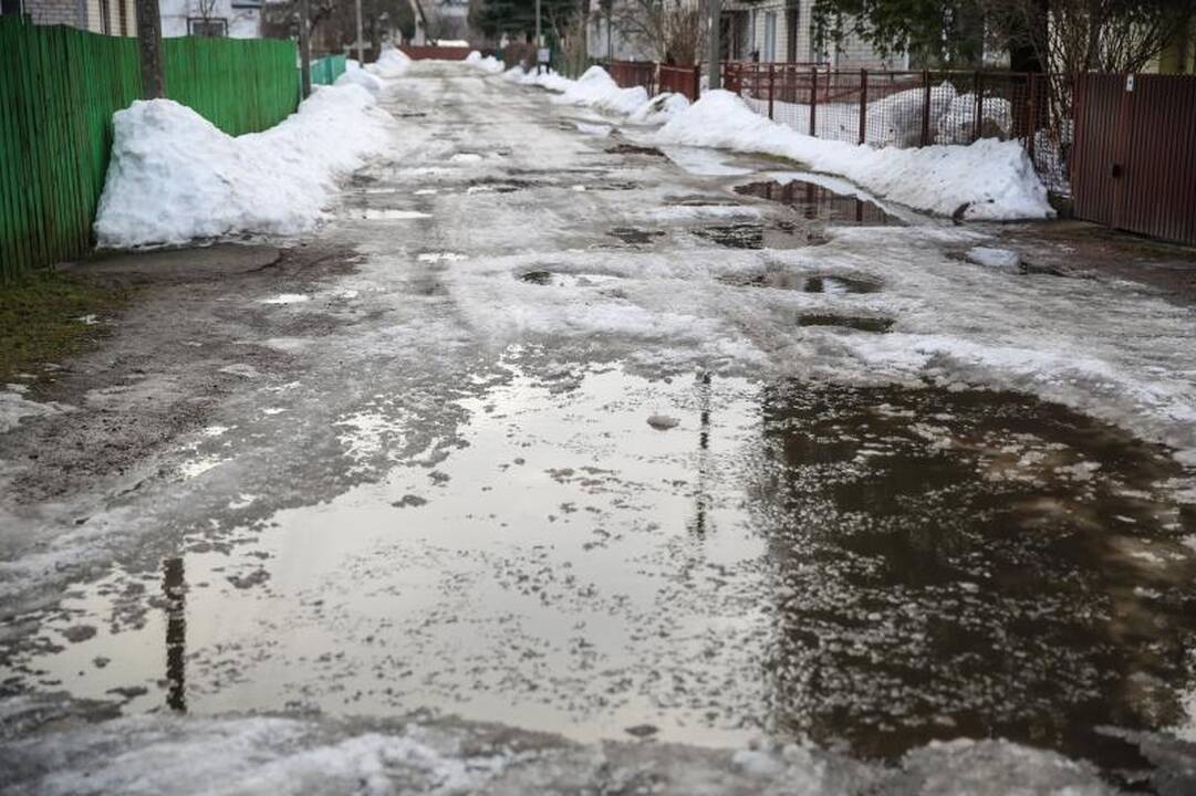 Aleksote po gatvės remonto dingo asfaltas