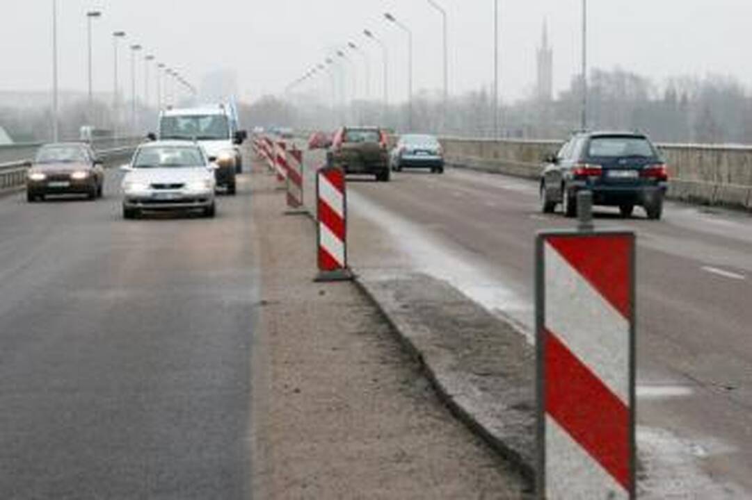 Viaduko remontininkai laukia pinigų