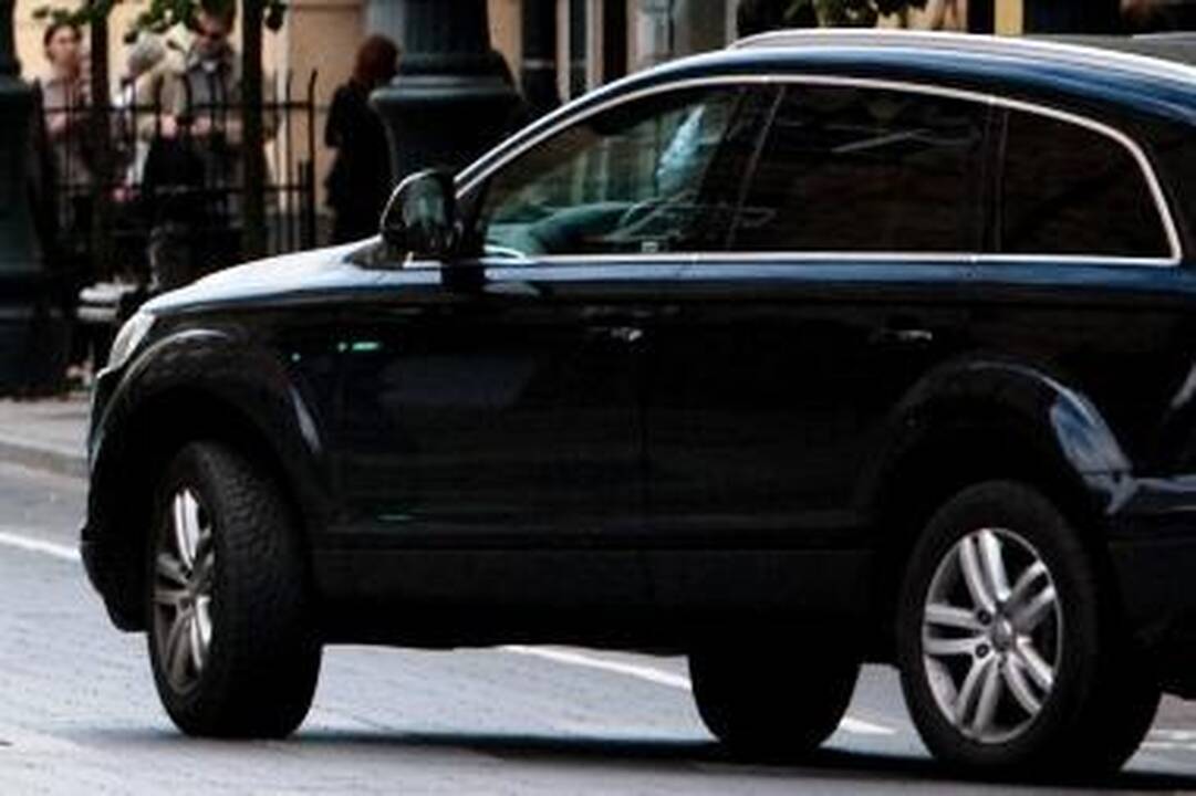 Mada. Juodos spalvos automobiliai dabar tapo madingais.
