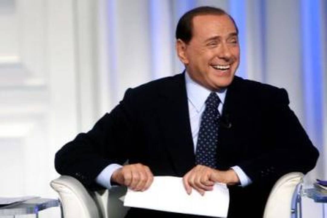 Mergišius: svetingasis S.Berlusconi erotiniam kalendoriui pozavusią P.D'Addario lepino stambiomis pinigų sumomis, prabangiomis dovanomis ir nusitempė į lovą.