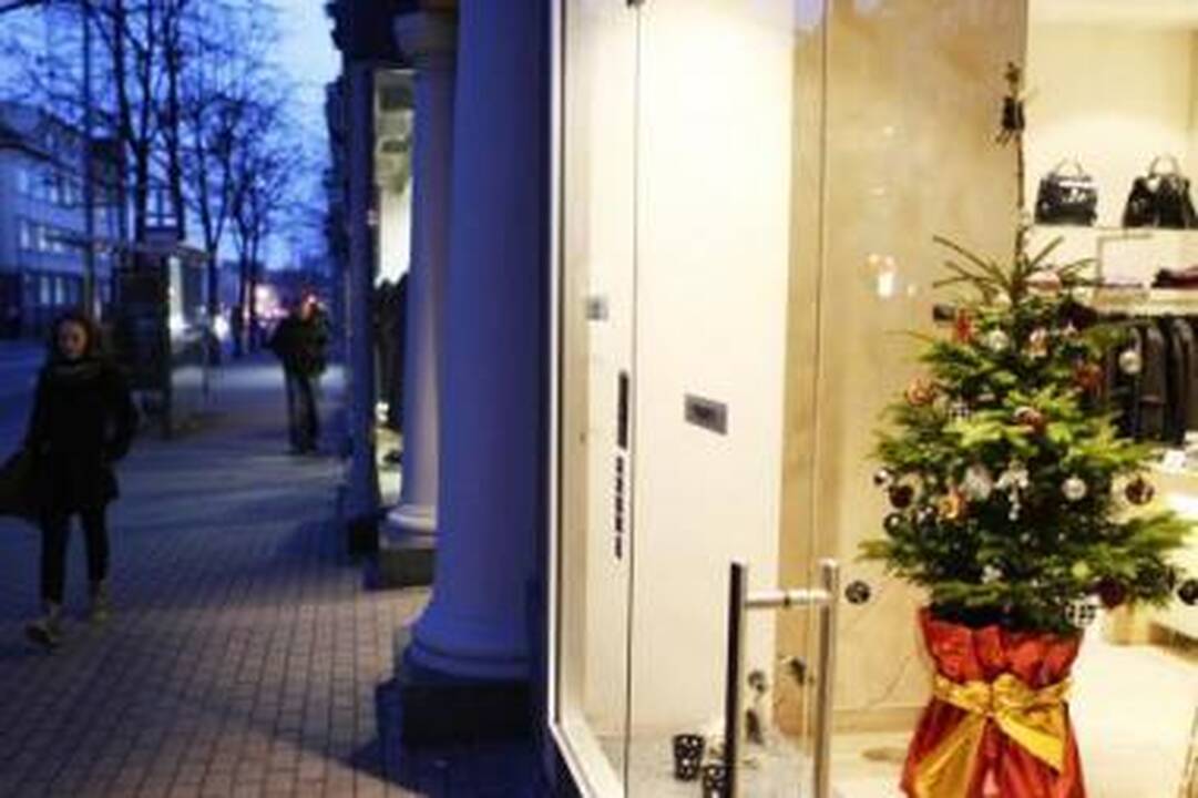 Netviska: šiemet daugelis uostamiesčio parduotuvių bei kavinių vitrinų atrodo itin kukliai.