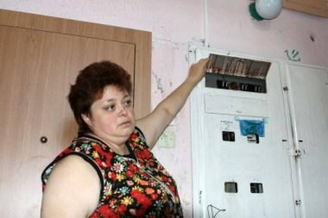 Vagystė: O.Gniezdilovos teigimu, statybininkai akiplėšiškai prisijungia prie bendrojo naudojimo elektros lizdo ir vartoja energiją prietaisams, kuriais remontuoja valdišką butą.