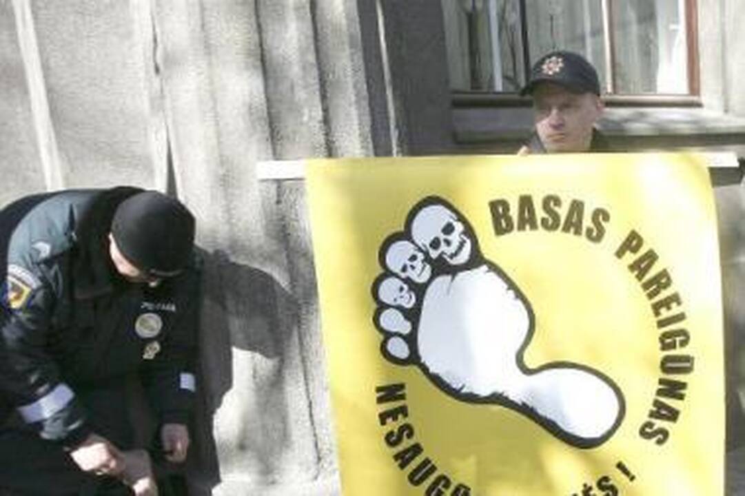 Pareigūnai nespėjo sušalti kojų