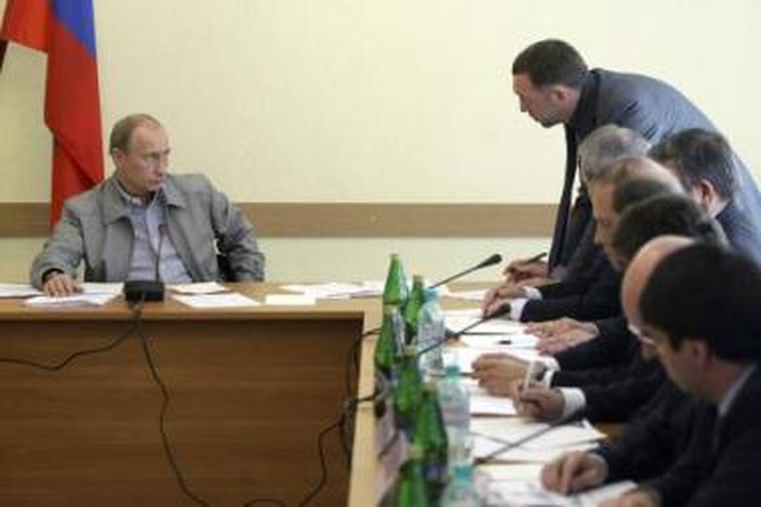 Caras: premjeras V.Putinas (kairėje) viešai pažemino vieną žinomiausių Rusijos turtuolių O.Deripaską (stojasi).