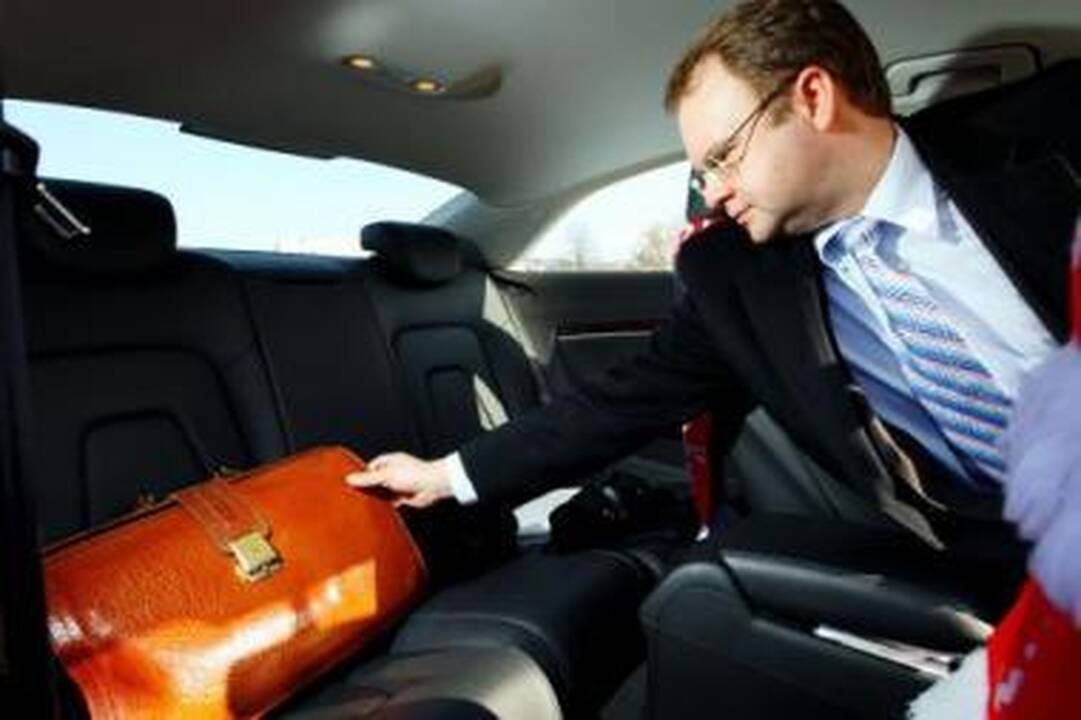 Įtartina: Kauno mokesčių vado A.Nesteckio (nuotr. kairėje) pavaldiniai neskuba tirti, ar R.Reklaičio bendrovės nepavogė iš valstybės milijono.