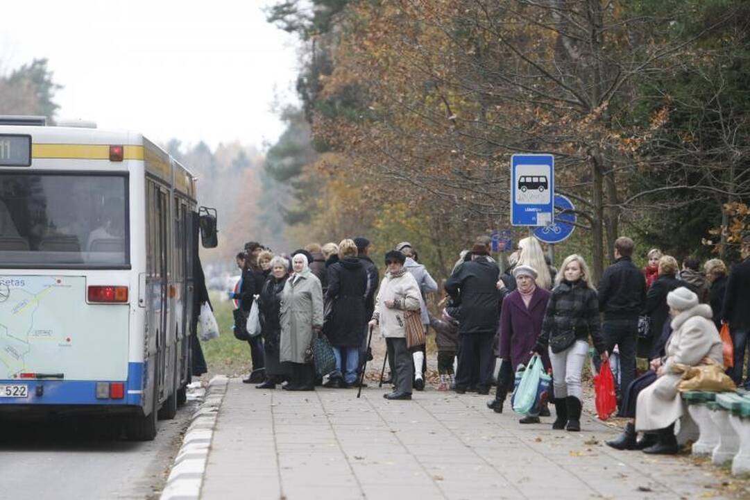 Prieš Vėlines į kapines veš daugiau autobusų