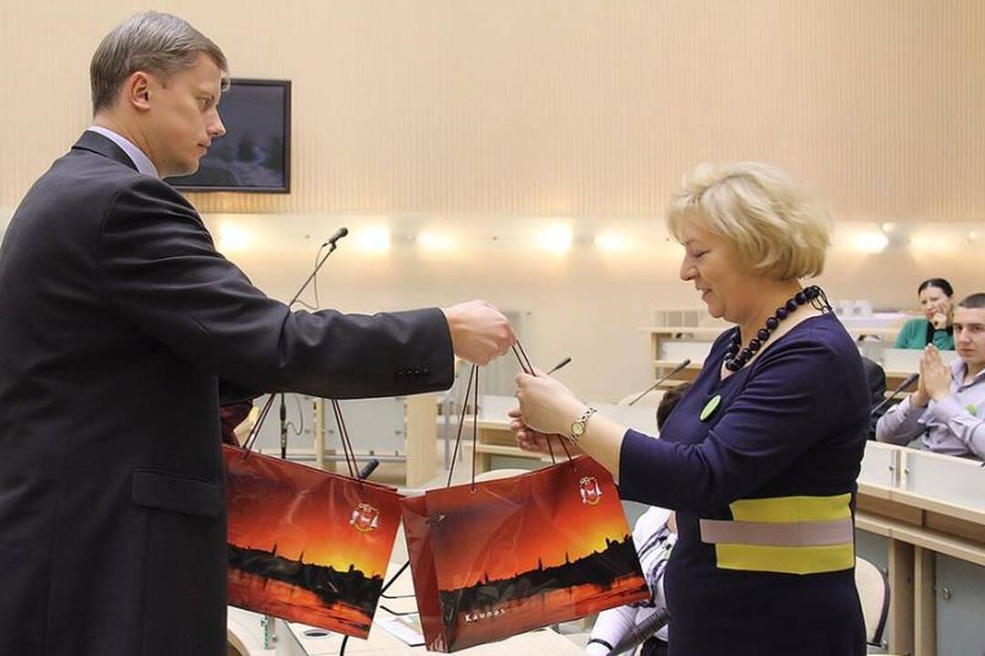 Išlaidos dėl etiketo: dovanėlėms savivaldybė negaili 100 tūkst. litų