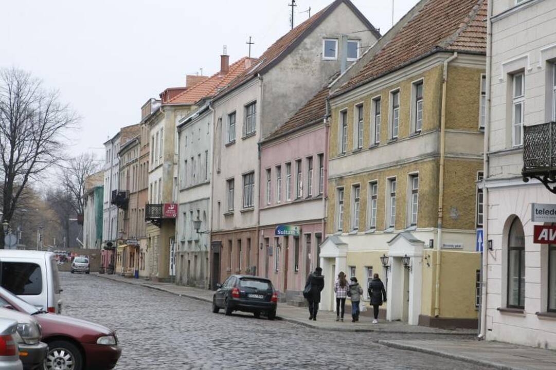 Žvejų gatvė uostamiestyje – lauko kavinėms   