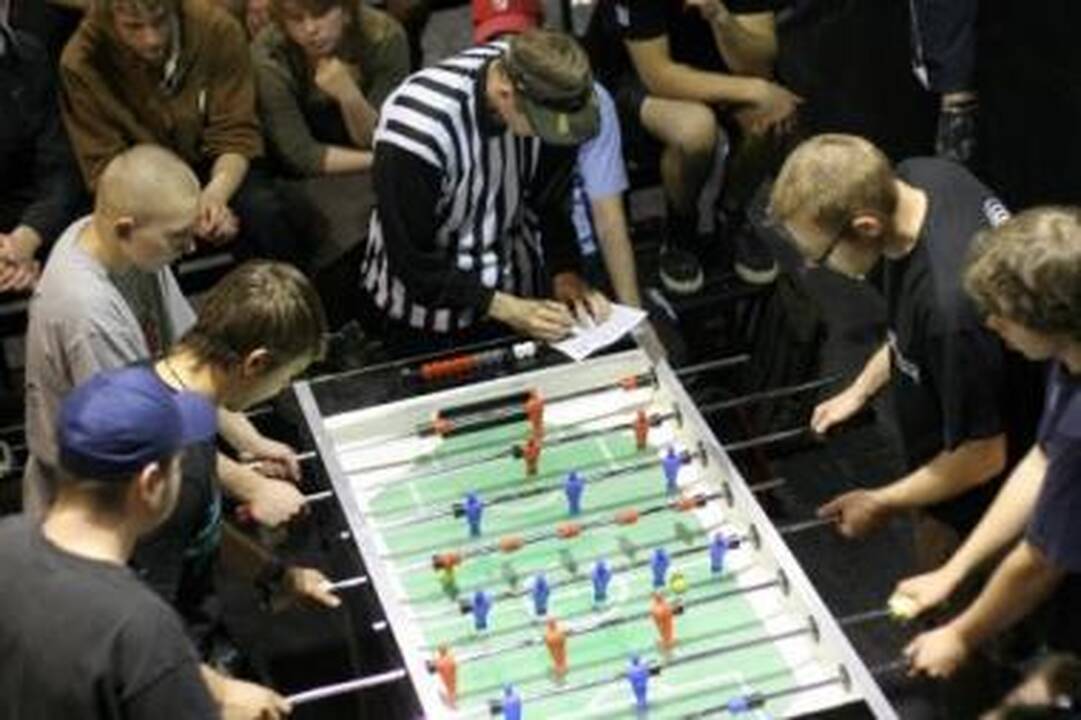 Azartas: stalo futbolo entuziastai tikina, kad šiam žaidimui reikia ne tik greitos reakcijos, bet ir loginio mąstymo.