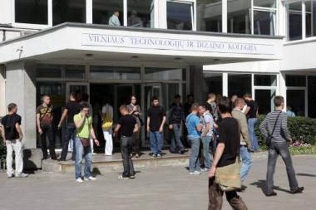 Vilniaus technologijų ir dizaino kolegijos (VTDK) Technikos fakultetas iš "Toyotos" atstovybės Baltijos šalyse gavo išskirtinę dovaną – "Lexus LS460" mokymosi treniruoklį.