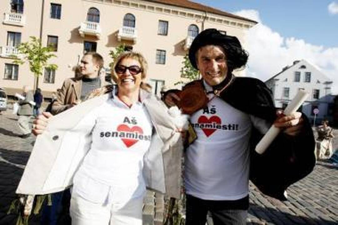 Entuziastai: senamiesčio burmistru tapęs Rimantas Cibauskas ir verslininkė Eugenija Odebrecht pasirūpino šventine „uniforma“.