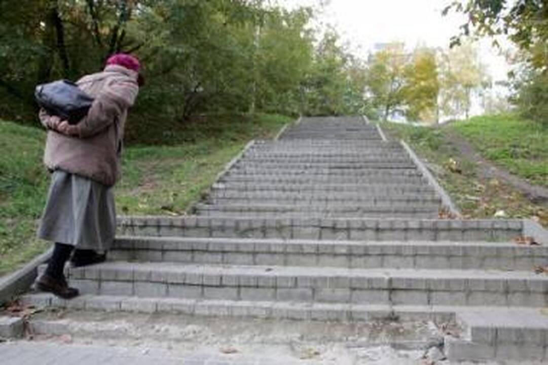 Pavojai: šiuos laiptus įveikti pavyksta ne visiems. Vilnietis Algis neseniai matė, kaip nuo jų nusirito senutė.